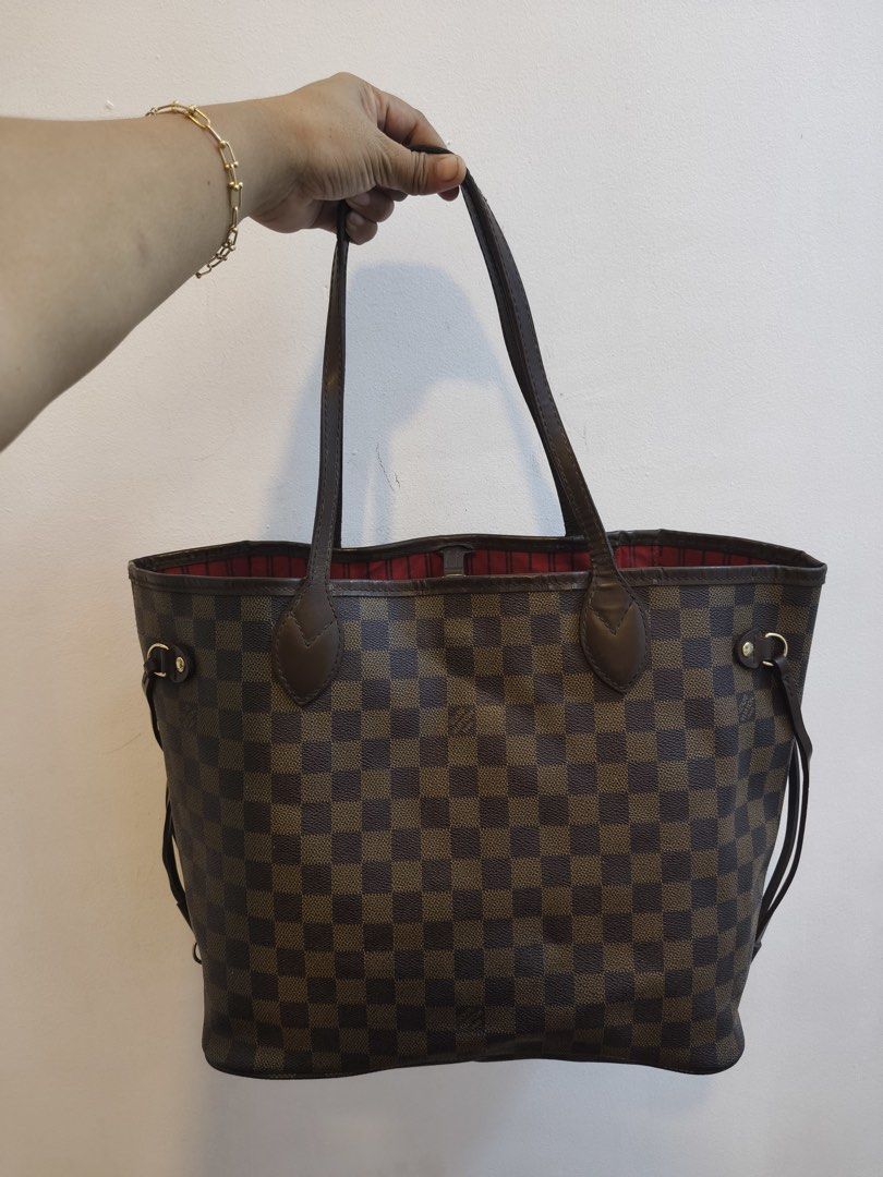 L V TOTE (Category: Luxury Bags & Wallets) located in Manila. Submitted by laizacollections (Listing ID 1464463145, Image 1). Description: .
