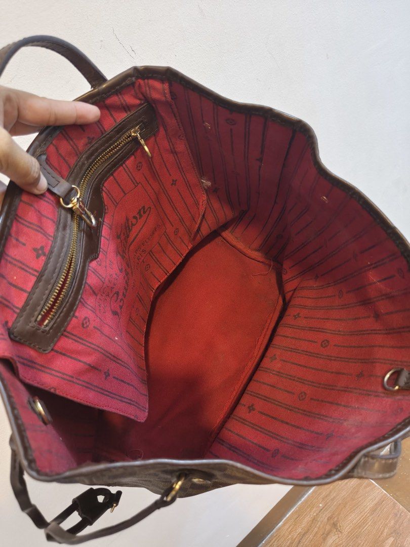 L V TOTE (Category: Luxury Bags & Wallets) located in Manila. Submitted by laizacollections (Listing ID 1464463145, Image 2). Description: .