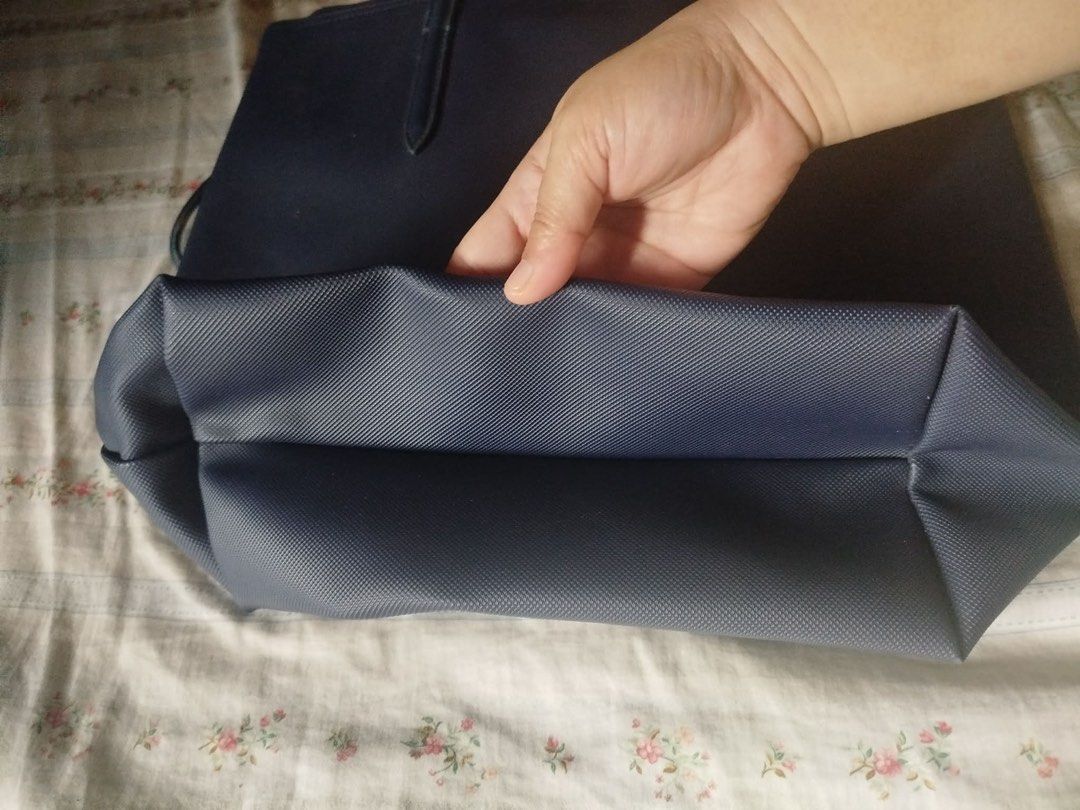 Lacoste tote bag (Category: Tote Bags) located in Imus. Submitted by stop_shoppping (Listing ID 1464403596, Image 3). Description: Flash Express.