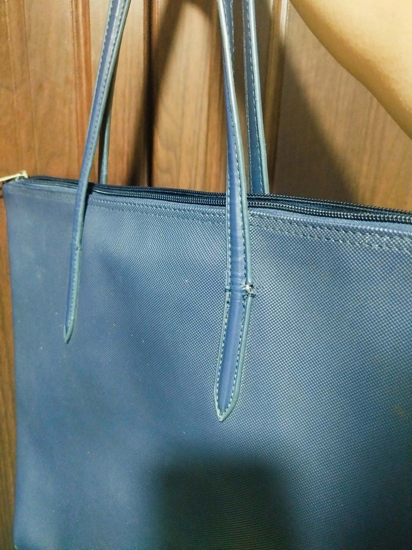 Lacoste tote bag (Category: Tote Bags) located in Imus. Submitted by stop_shoppping (Listing ID 1464403596, Image 2). Description: Flash Express.