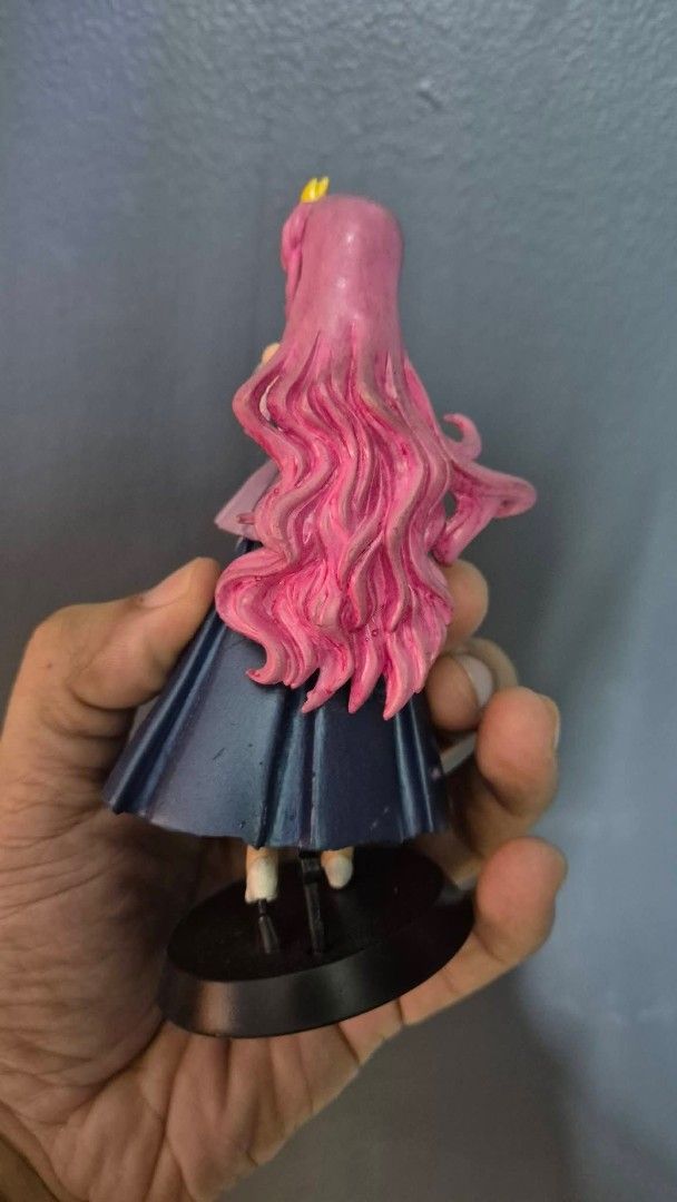 Lacus Clyne Figure (Category: Figurines & Statues) located in Muntinlupa City. Submitted by lazoftoys (Listing ID 1464456276, Image 2). Description: - Adorable anime girl figure - Features long, wavy pink hair - Holding a vibrant green ball - Dress has a stylish purple and white layered design - Comes with a sturdy black display base - Ideal for anime enthusiasts and collectors.