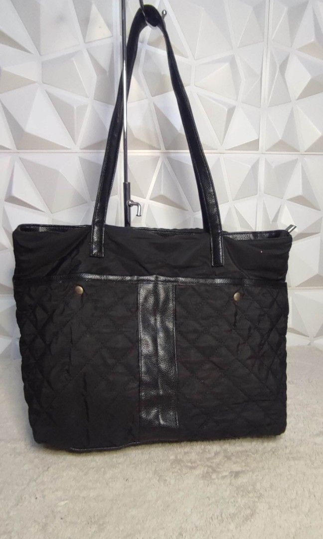Large Black Tote Bag laptop bag (Category: Tote Bags) located in Pasig City. Submitted by xcess_baggage (Listing ID 1464569977, Image 2). Description: .