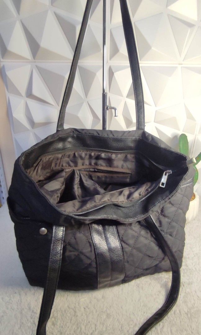 Large Black Tote Bag laptop bag (Category: Tote Bags) located in Pasig City. Submitted by xcess_baggage (Listing ID 1464569977, Image 3). Description: .
