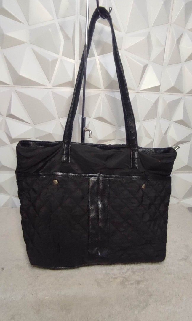 Large Black Tote Bag laptop bag (Category: Tote Bags) located in Pasig City. Submitted by xcess_baggage (Listing ID 1464569977, Image 1). Description: .