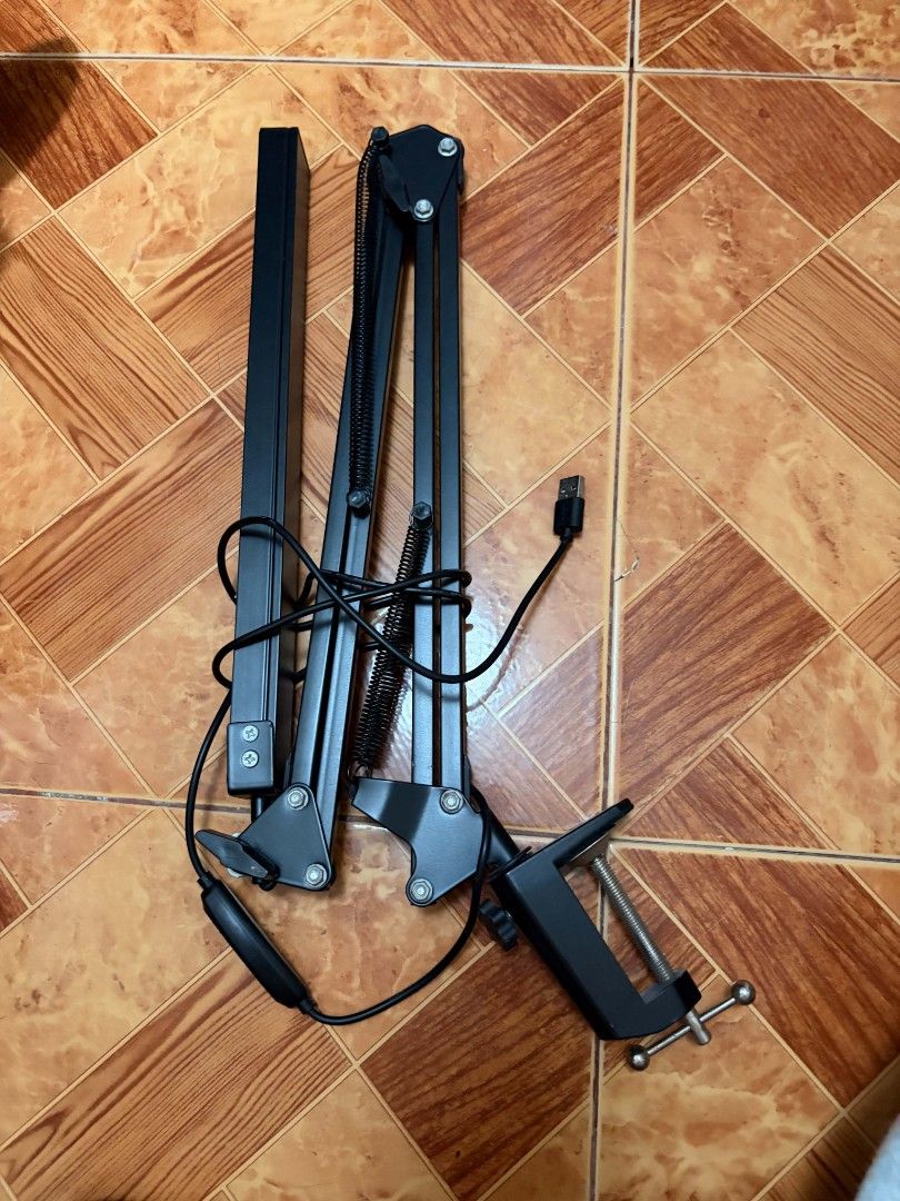 LAZY PHONE HOLDER (Category: Other Mobile & Gadget Accessories) located in Marilao. Submitted by 90schicc (Listing ID 1464394696, Image 2). Description: ROTATING LAZY PHONE HOLDER, FLEXIBLE MOUNT CLIP.