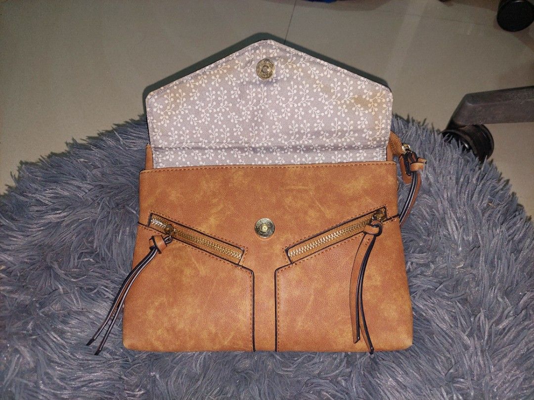 Leather bag (Category: Backpacks) located in Manila. Submitted by okeanos (Listing ID 1464364646, Image 1). Description: Selling just to declutter You can also make a offer.