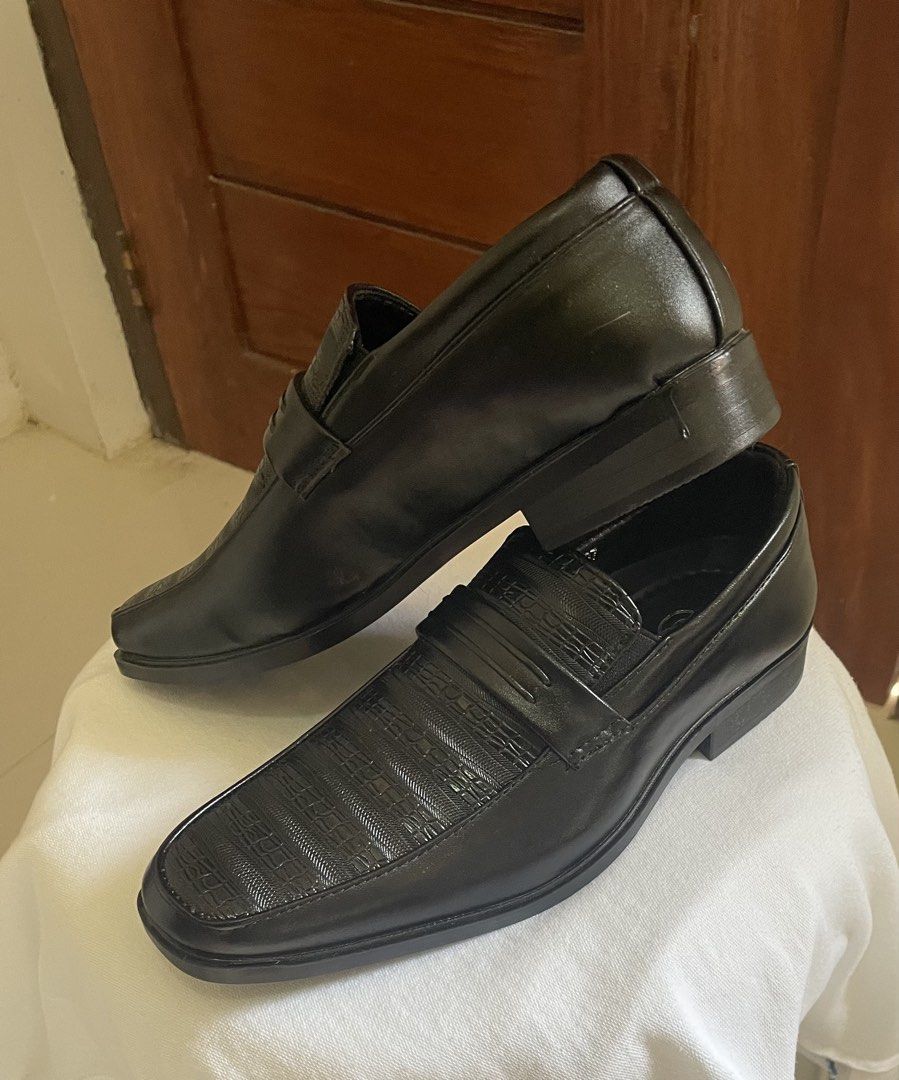 leather shoes (Category: Dress Shoes) located in Caloocan City. Submitted by carl_2191 (Listing ID 1464369963, Image 2). Description: selling my leather shoes size 37 never been use malingn size po ang nabili.