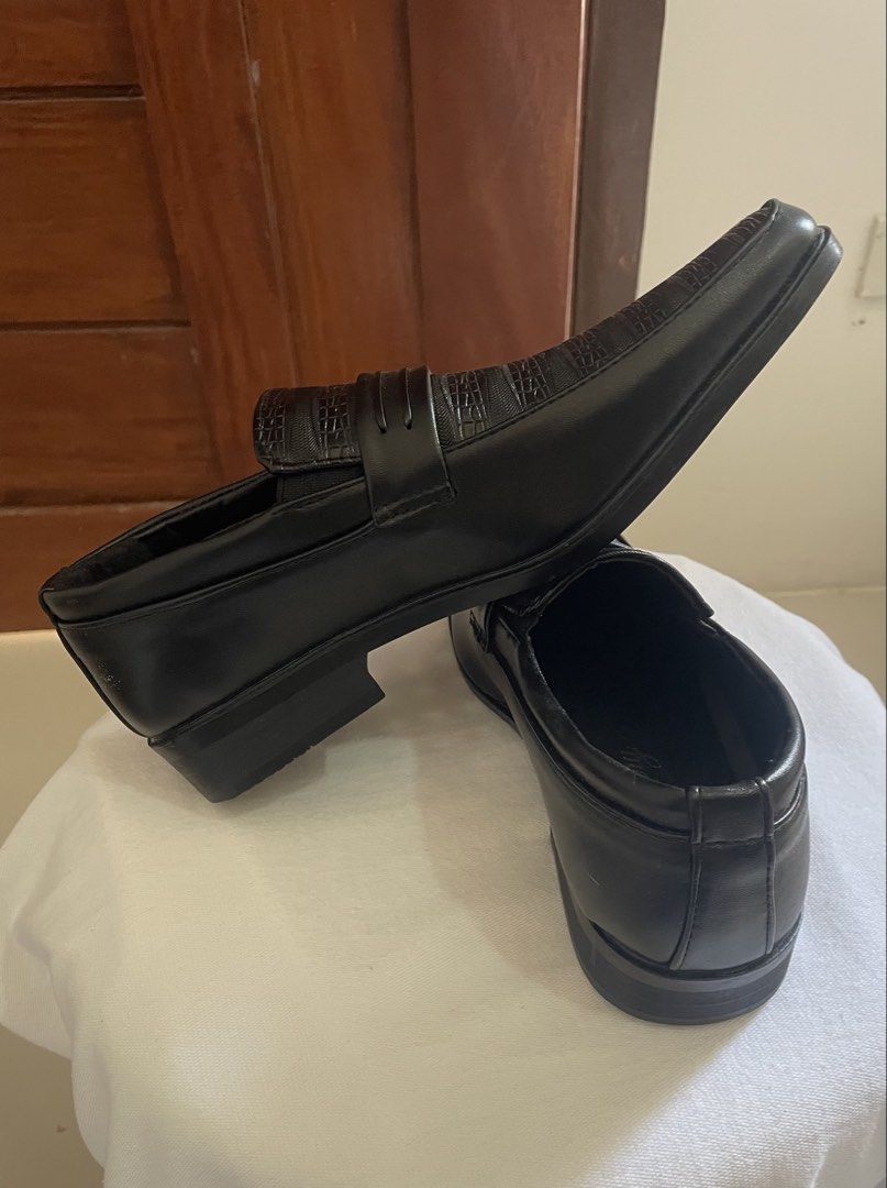 leather shoes (Category: Dress Shoes) located in Caloocan City. Submitted by carl_2191 (Listing ID 1464369963, Image 1). Description: selling my leather shoes size 37 never been use malingn size po ang nabili.