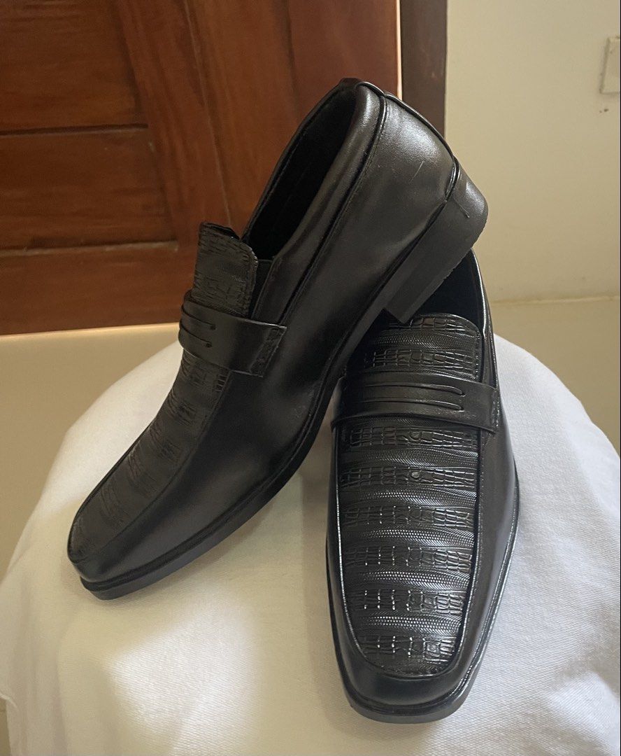leather shoes (Category: Dress Shoes) located in Caloocan City. Submitted by carl_2191 (Listing ID 1464369963, Image 3). Description: selling my leather shoes size 37 never been use malingn size po ang nabili.