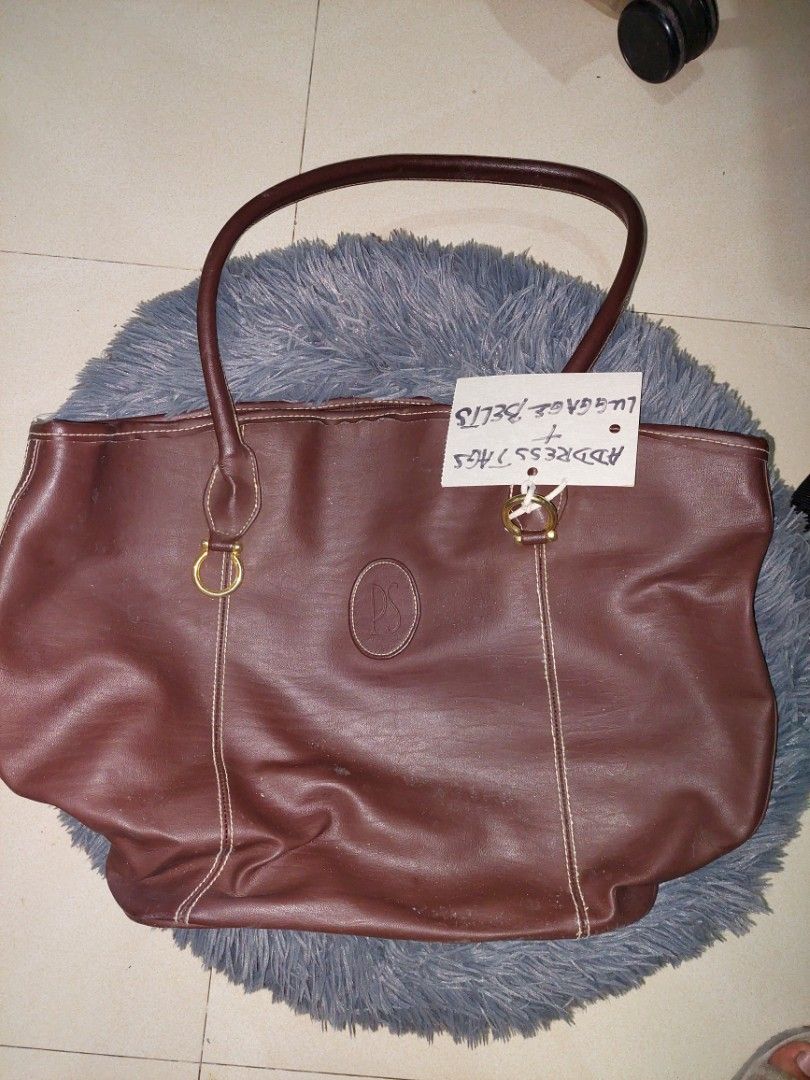 Leather shoulder bag (Category: Shoulder Bags) located in Manila. Submitted by okeanos (Listing ID 1464362954, Image 1). Description: Selling just to declutter You can also make a offer.