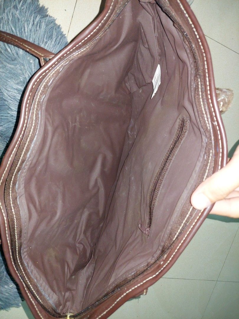 Leather shoulder bag (Category: Shoulder Bags) located in Manila. Submitted by okeanos (Listing ID 1464362954, Image 2). Description: Selling just to declutter You can also make a offer.