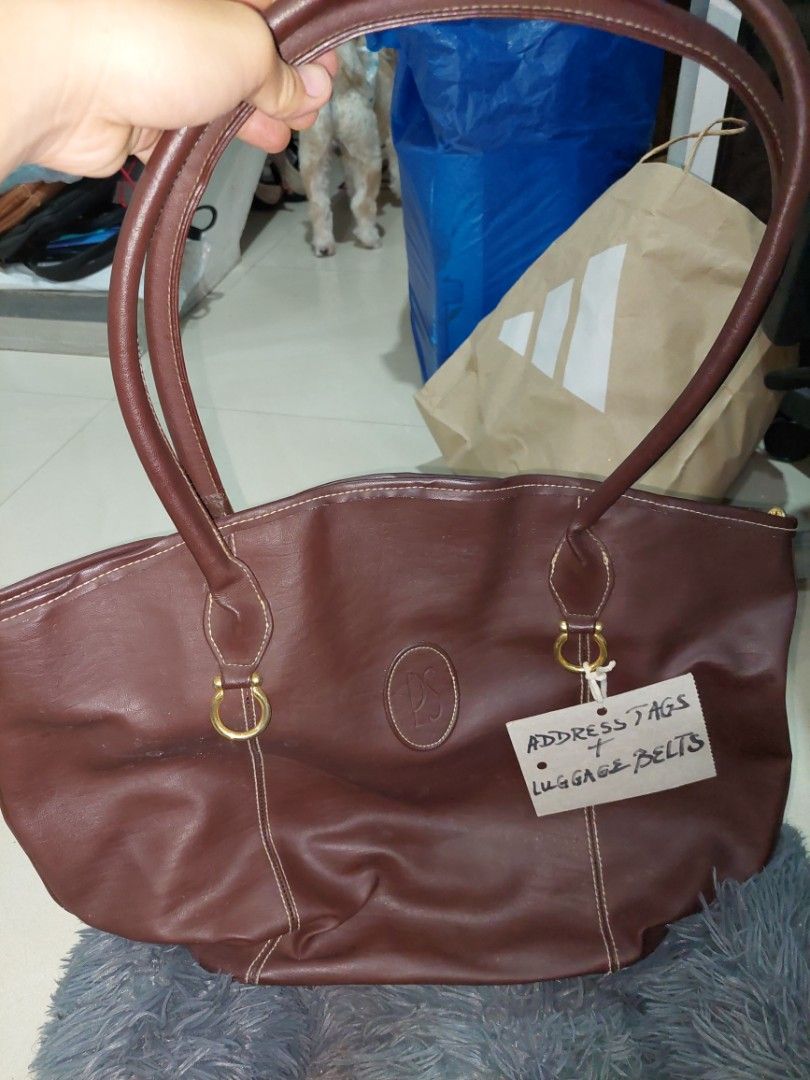 Leather shoulder bag (Category: Shoulder Bags) located in Manila. Submitted by okeanos (Listing ID 1464362954, Image 3). Description: Selling just to declutter You can also make a offer.