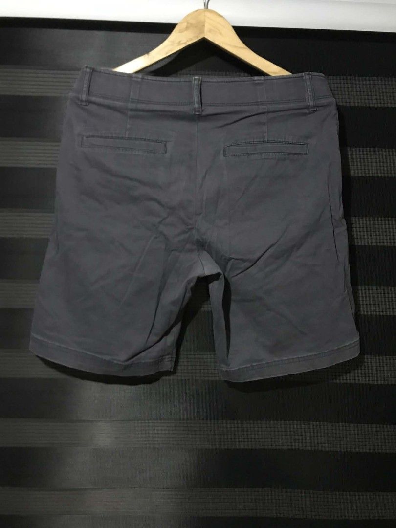 Lee chinos shorts (Category: Shorts) located in Caloocan City. Submitted by anthriftdepot (Listing ID 1464541216, Image 2). Description: Waist 34(tape measure) 32 on tag Length 19 Hem 10.5 Color rate 8.8/10 No issue See photo for reference North Caloocan area.