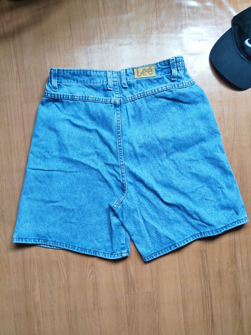 LEE JORTS (Category: Shorts) located in Pasig City. Submitted by melvincorre004 (Listing ID 1464411239, Image 2). Description: No issue ukay hunt good condition color rate 9/10 dimes: waist - 30 length - 19 wide - 12.