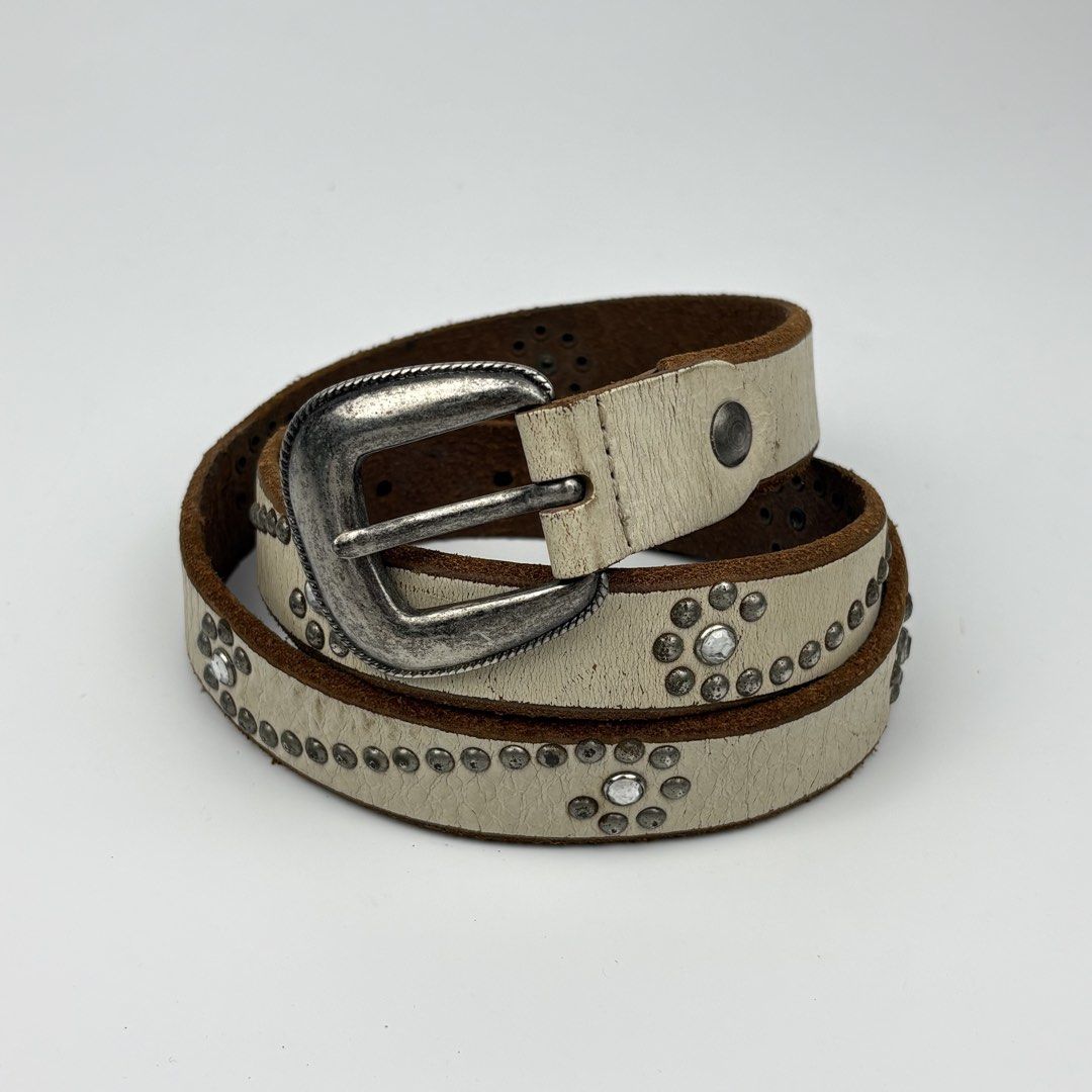 Lee Western Studded Leather Belt (Category: Belts) located in Bacolod City. Submitted by cast.archives (Listing ID 1464526823, Image 1). Description: Lee Western Studded Leather Belt Length: 44" Waist: 30" - 36" Condition: Good Flaw: Sign of used.