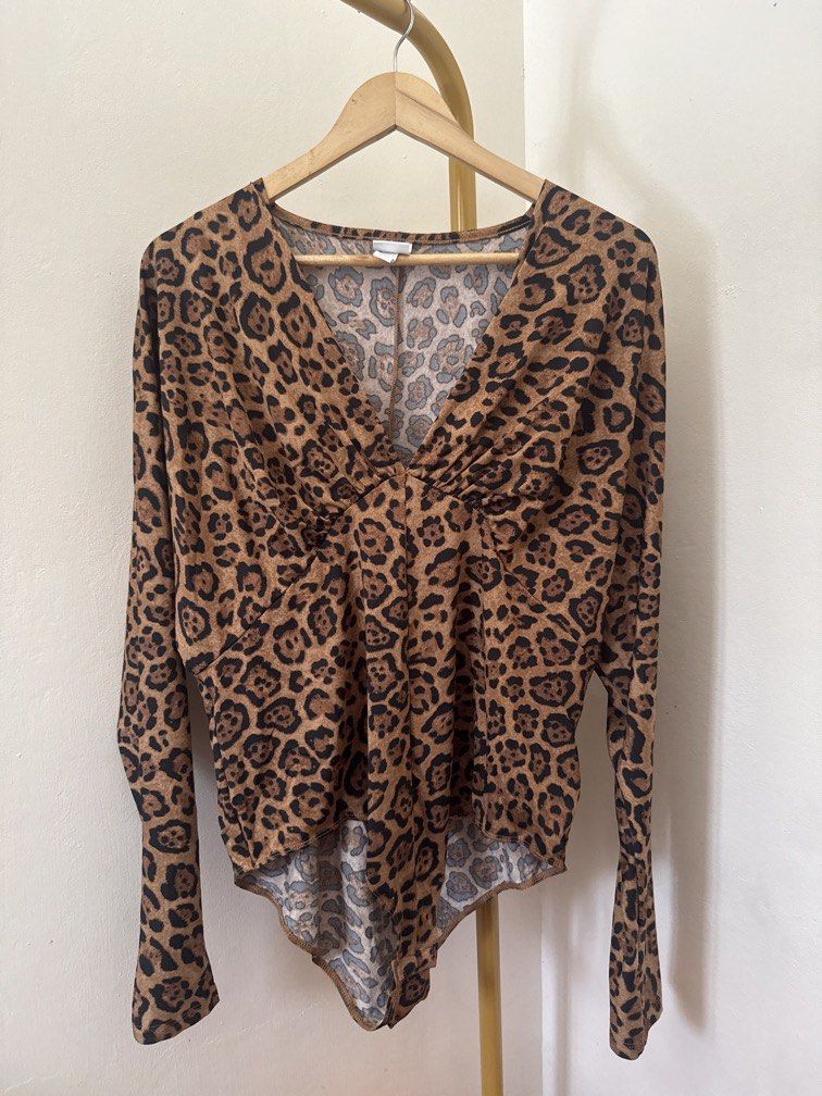 Leopard Print Bodysuit (Category: Others Tops) located in Mexico. Submitted by studioleraph (Listing ID 1464401207, Image 1). Description: 🤩 Super Pretty in actual 🛍️ Perfect for your personal wardrobe 🫶 👗 The actual item being sold is the original garment shown in the product photos. Small differences in fit, drape, color, texture, or details may occur. 💌 Condition: • Preloved; Please wash the items before wearing. • Please manage expectati