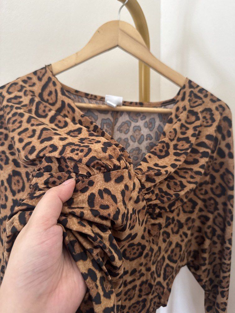 Leopard Print Bodysuit (Category: Others Tops) located in Mexico. Submitted by studioleraph (Listing ID 1464401207, Image 2). Description: 🤩 Super Pretty in actual 🛍️ Perfect for your personal wardrobe 🫶 👗 The actual item being sold is the original garment shown in the product photos. Small differences in fit, drape, color, texture, or details may occur. 💌 Condition: • Preloved; Please wash the items before wearing. • Please manage expectati