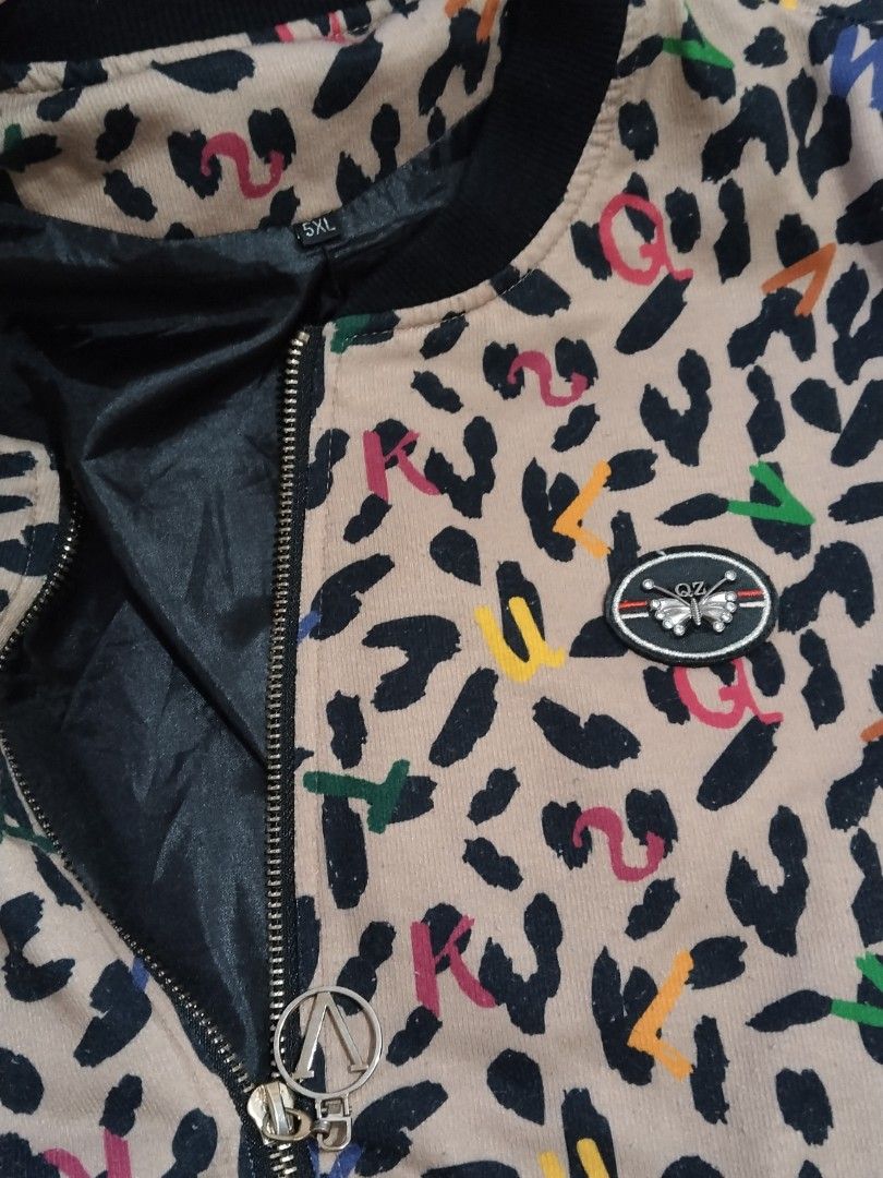 leopard print bomber jacket (Category: Coats, Jackets and Outerwear) located in General Trias. Submitted by chcopdding (Listing ID 1464452226, Image 3). Description: size: 5xl on tag (it’s not that big tbh personally as an s frame i think this jacket is unisex, i bought it bcs it’s cute decluttering!! this is second hand from my personal wardrobe expect some minor flaws! buy at ur own risk:)) mop: gcash/maribank mod: jnt/lalamove place: gentries,