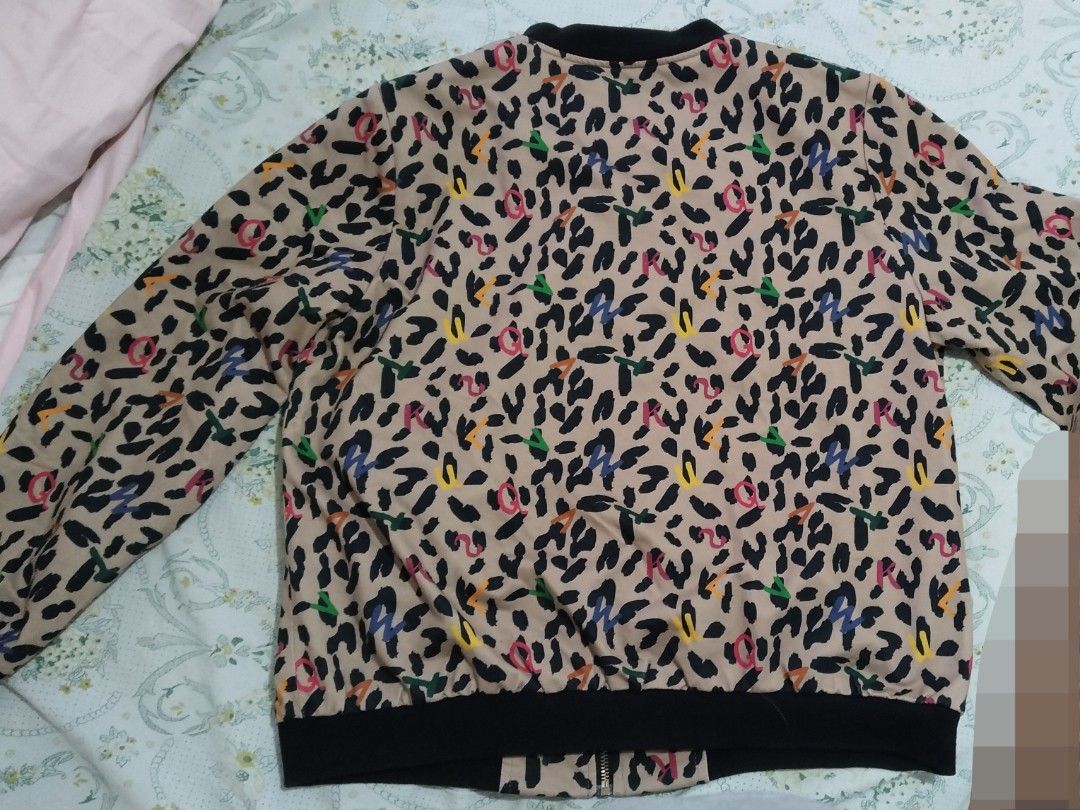 leopard print bomber jacket (Category: Coats, Jackets and Outerwear) located in General Trias. Submitted by chcopdding (Listing ID 1464452226, Image 2). Description: size: 5xl on tag (it’s not that big tbh personally as an s frame i think this jacket is unisex, i bought it bcs it’s cute decluttering!! this is second hand from my personal wardrobe expect some minor flaws! buy at ur own risk:)) mop: gcash/maribank mod: jnt/lalamove place: gentries,