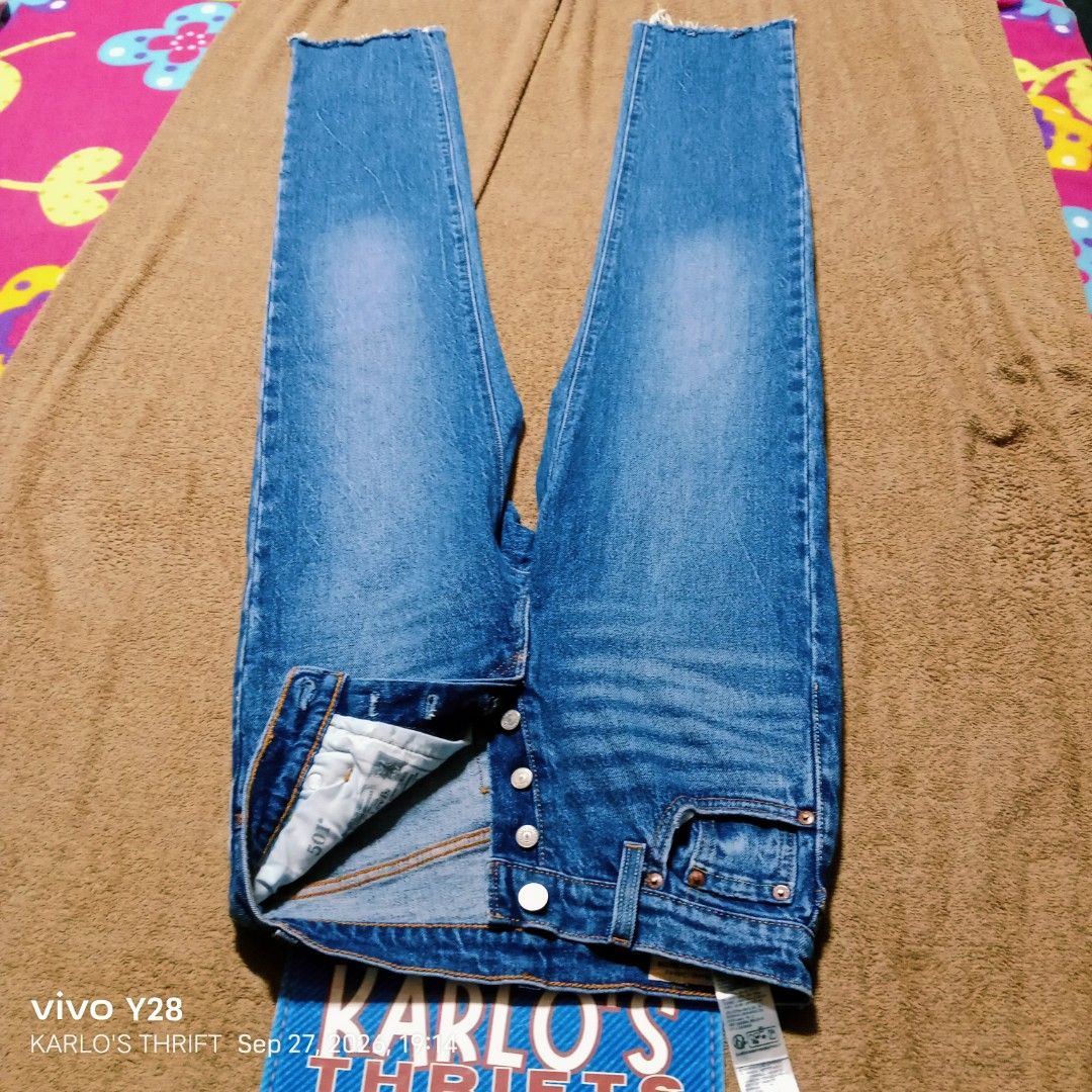 LEVI'S 501 CROP JEANS (Category: Jeans) located in Davao. Submitted by karlosthriftshop (Listing ID 1464471141, Image 2). Description: ₱780 FREE SHIPPING THRU J &T The Levi's Women's Premium 501 Original Crop jeans with a raw hem feature a high-rise waist, signature button fly, and a straight-leg cut finished with an unstitched, frayed ankle. MADE IN CAMBODIA W26 L30 ON TAG PLS.CHECK ATTACHED PHOTOS OF ACTUAL MEASUREMENT STRETCH LOW Key Features 