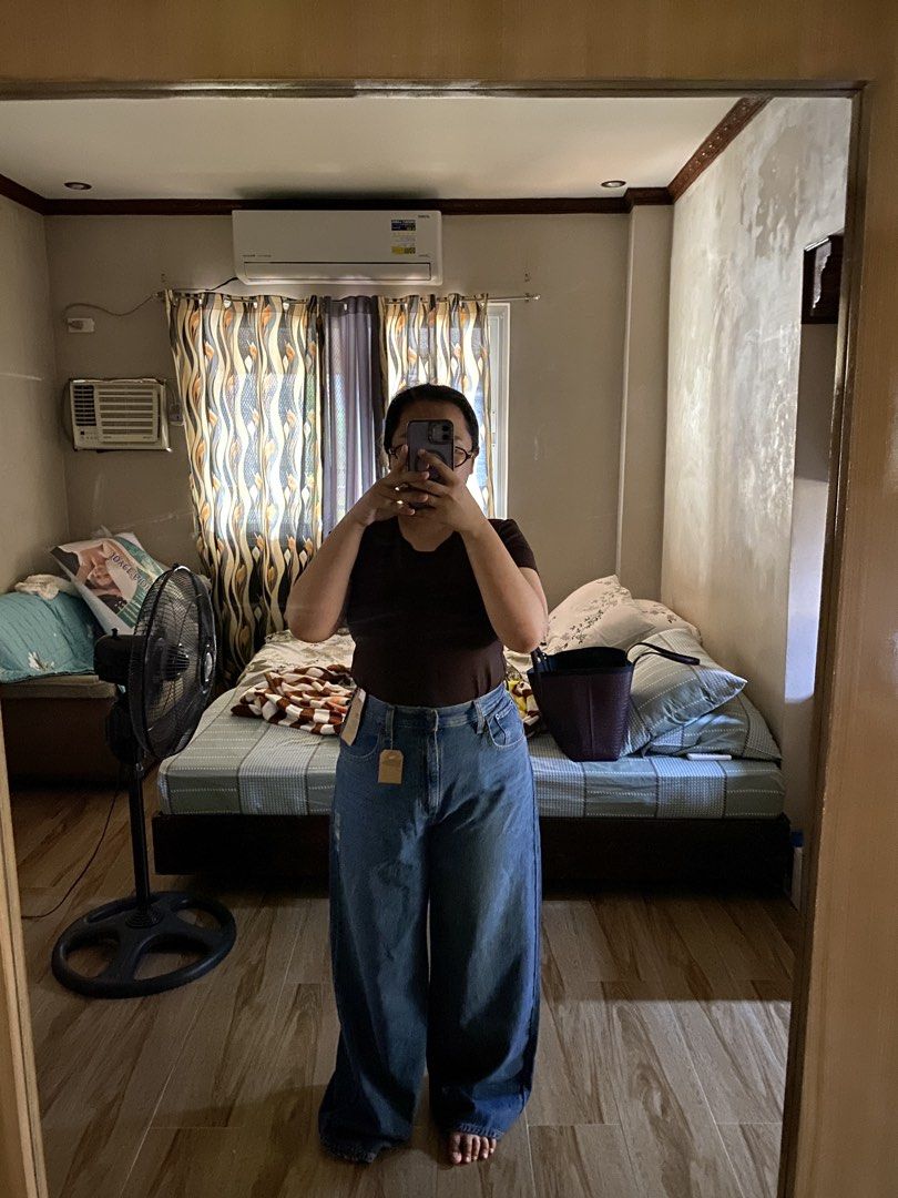 Levi's Cinch Baggy | Size 31 (Category: Jeans) located in Imus. Submitted by preloveduhhly_ (Listing ID 1464421981, Image 2). Description: - Brand: Levi's - Model: Cinch Baggy - Color: Classic Blue Denim - Size: 31x29 - Condition: Brand new with original tags attached.