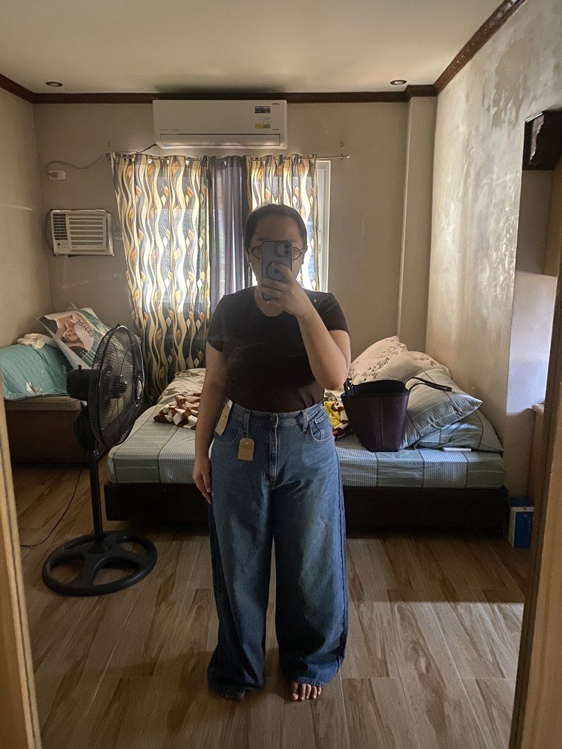 Levi's Cinch Baggy | Size 31 (Category: Jeans) located in Imus. Submitted by preloveduhhly_ (Listing ID 1464421981, Image 3). Description: - Brand: Levi's - Model: Cinch Baggy - Color: Classic Blue Denim - Size: 31x29 - Condition: Brand new with original tags attached.