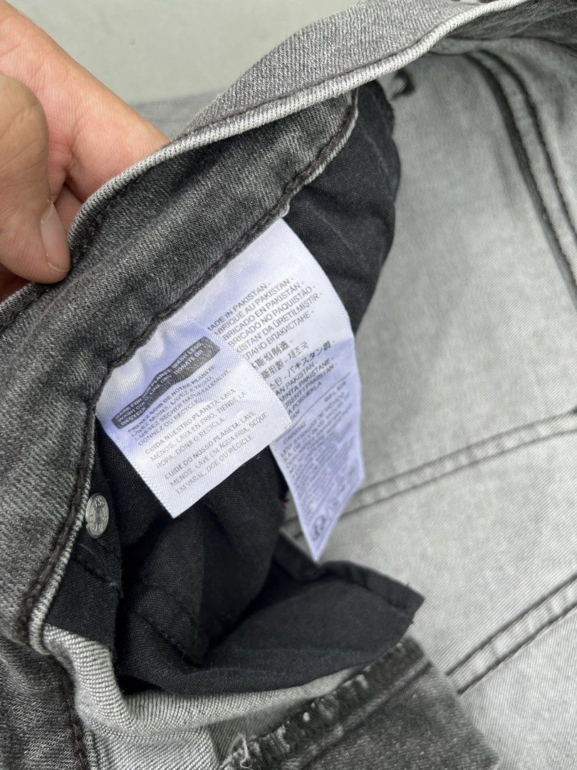 LEVI’S DENIM SHORT (Category: Shorts) located in Quezon City. Submitted by kentstuff (Listing ID 1464420481, Image 3). Description: LEVI’S Waist: 36-42 Length: 14.5 Leg Hole: 12.5 Condition: Excellent CR: 9.8/10 Issue: ❌.