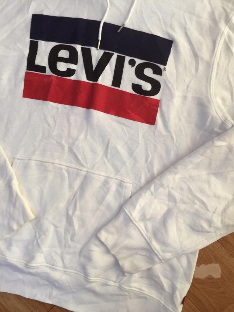 Levi’s Graphic Logo Pullover Hoodie (Category: Hoodies) located in Manila. Submitted by stmngo (Listing ID 1464454388, Image 2). Description: Size Large Width 22 inches Length 27 inches Needwash Good Condition.