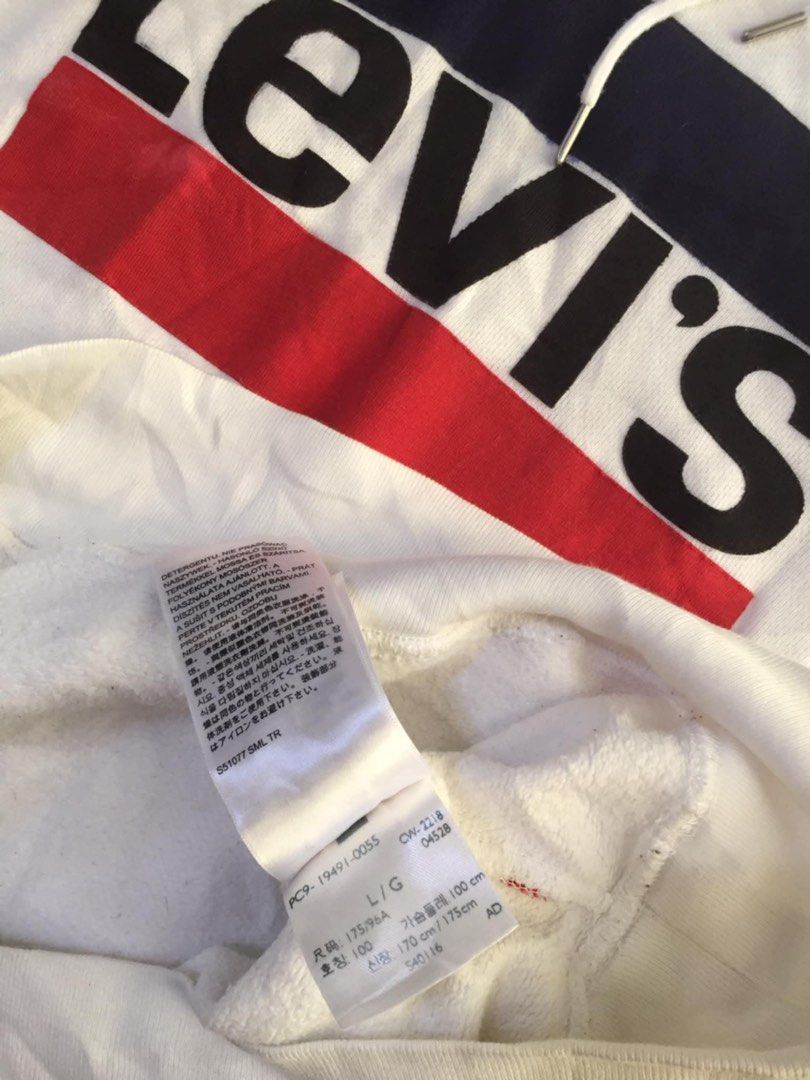 Levi’s Graphic Logo Pullover Hoodie (Category: Hoodies) located in Manila. Submitted by stmngo (Listing ID 1464454388, Image 3). Description: Size Large Width 22 inches Length 27 inches Needwash Good Condition.