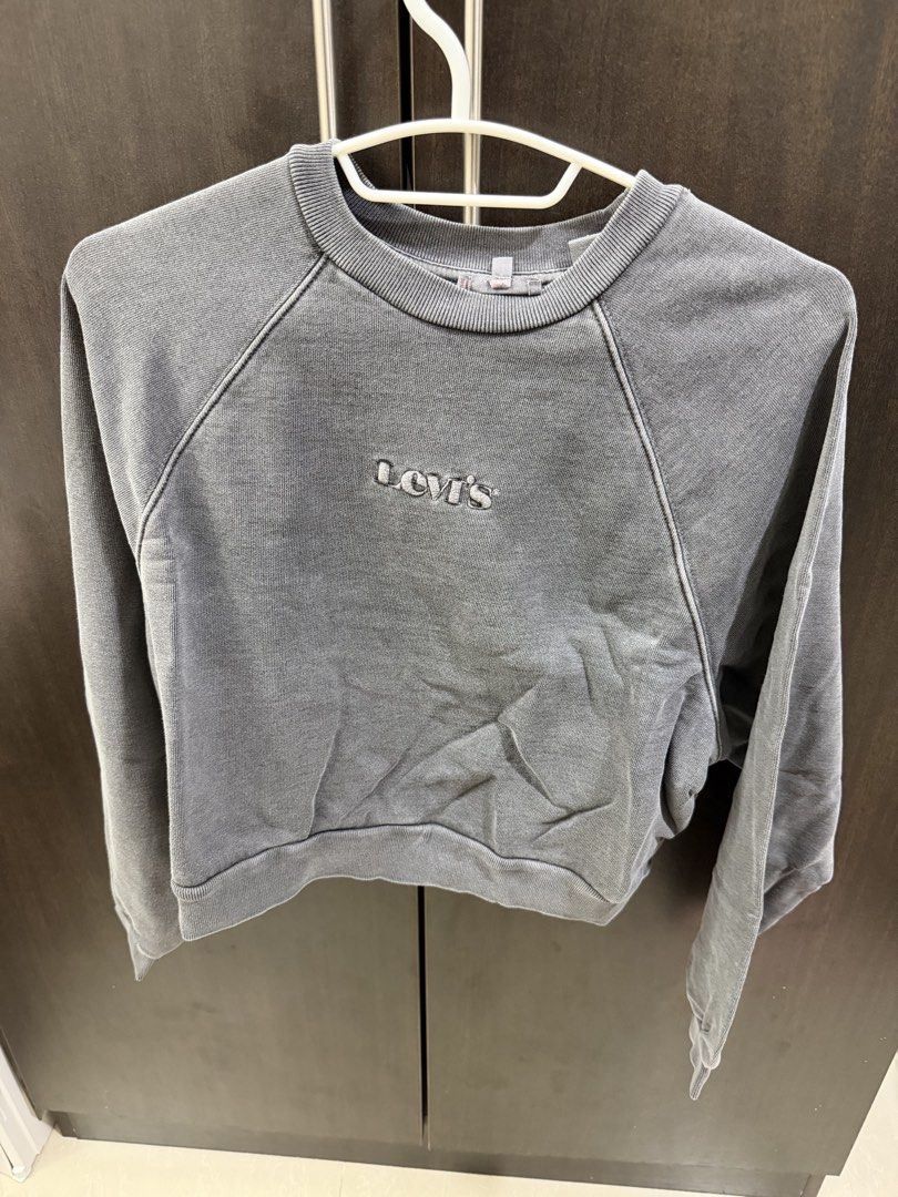 Levis Sweater (Category: Longsleeves) located in Mandaluyong City. Submitted by mry.mry (Listing ID 1464565166, Image 1). Description: .