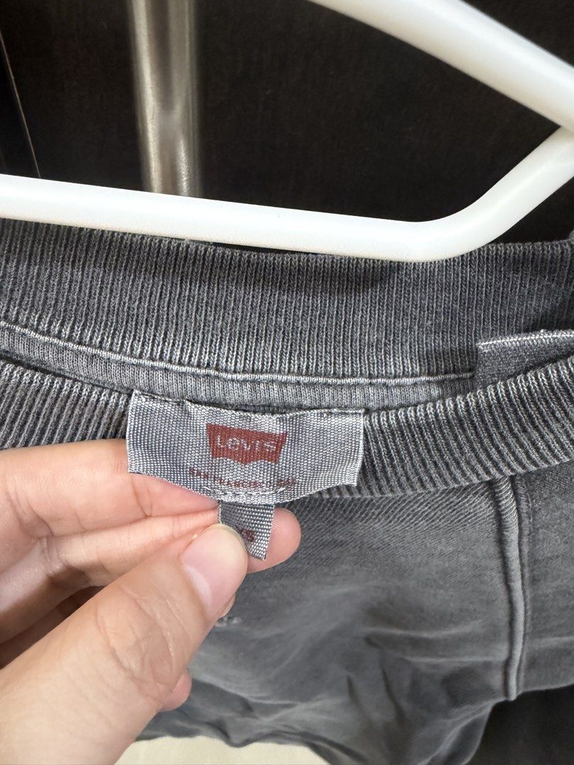 Levis Sweater (Category: Longsleeves) located in Mandaluyong City. Submitted by mry.mry (Listing ID 1464565166, Image 2). Description: .