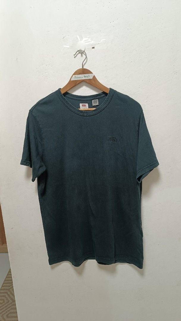 Levi's T-shirt (Category: Shirts) located in Manila. Submitted by princess_1118 (Listing ID 1464402138, Image 1). Description: - Classic Levi's t-shirt - Dark green color - Small embroidered logo on chest - Comfortable and casual - Great for everyday wear.