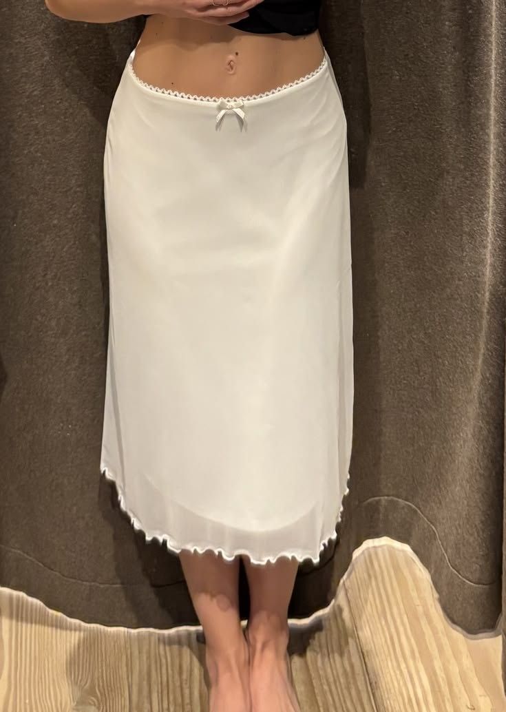 LF white maxi skirts like this☝️ (Category: Looking For) located in San Fernando. Submitted by decluttrwithella (Listing ID 1464406773, Image 1). Description: Feel free to chat!.