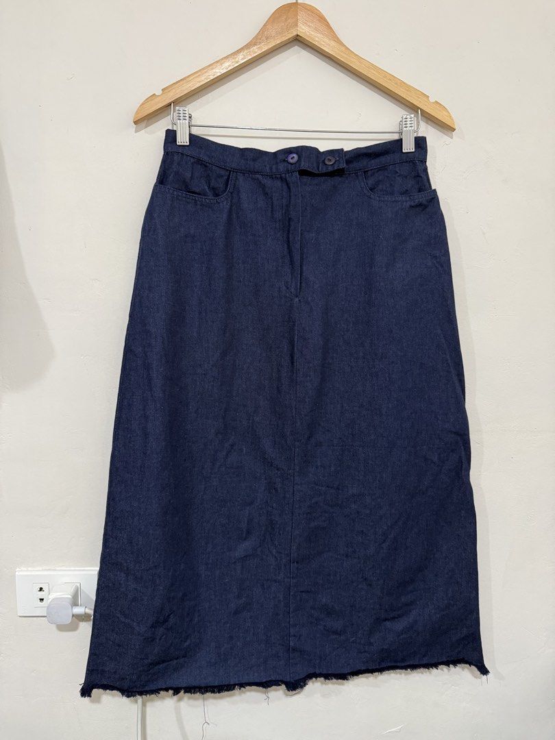 Light denim Italy Long skirt (Category: Skirts) located in Manila. Submitted by morningthrifters (Listing ID 1464463614, Image 2). Description: Light denim italy long skirt Ang ganda in actual Ganda ng hems at fit Size 29-30.