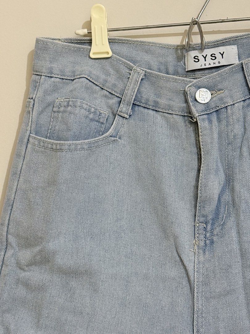 Light Wash Denim High Waisted Shorts (Category: Shorts) located in San Pedro. Submitted by itsminaxvii (Listing ID 1464486390, Image 2). Description: - Style: Light wash denim shorts - Fit: High-waisted - Details: Cuffed hem, classic five-pocket styling - Closure: Button and zip.