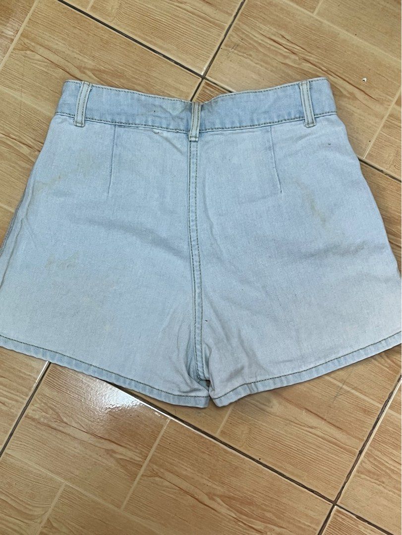 Light Wash Denim Shorts Size L (Category: Shorts) located in Marikina City. Submitted by julmograsell (Listing ID 1464486088, Image 2). Description: - Light wash denim shorts - Classic five-pocket style - Button and zip closure - Wide leg cut - Ideal for casual wear - Versatile: pairs easily with any top - Visible yellow stains.