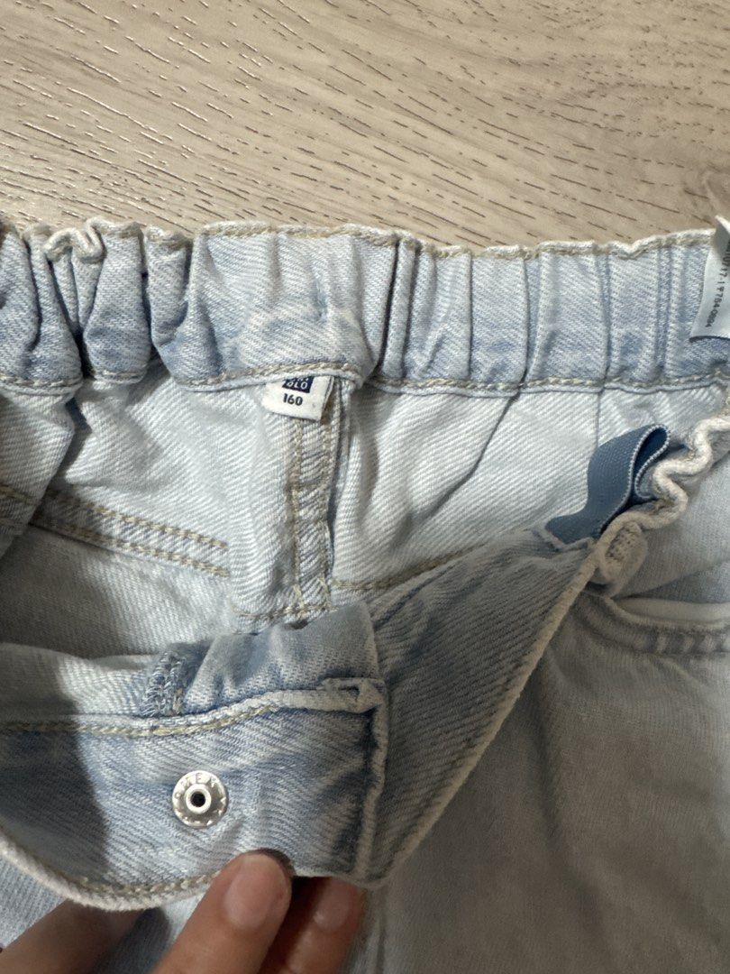 Light Wash Wide Leg Jeans Size 160 (Category: Babies & Kids Fashion) located in Makati City. Submitted by hotstuff00 (Listing ID 1464400208, Image 2). Description: - Light wash denim jeans - Trendy wide leg cut - Comfortable elastic waistband - Secure button and zip front closure - Two functional front pockets - Ideal for everyday casual wear - Effortlessly pairs with any top.