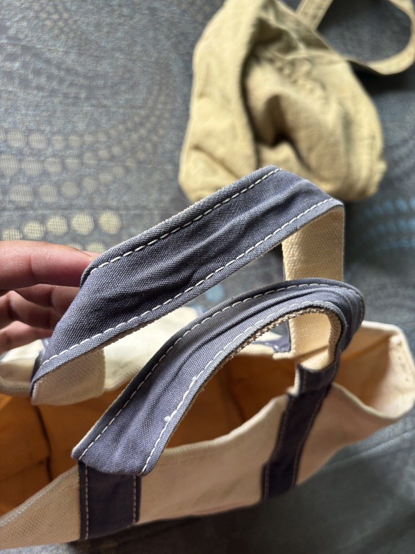 L.L. Bean Boat and Tote Mini (Category: Tote Bags) located in Tagbilaran City. Submitted by noeeeelll (Listing ID 1464419693, Image 2). Description: In very good condition Sign of use 9/10 color Needs wash.