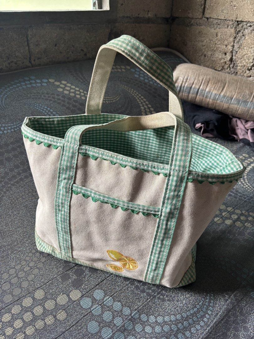 L.L. Bean Canvas Tote Bag Lemon (Category: Tote Bags) located in Tagbilaran City. Submitted by noeeeelll (Listing ID 1464418579, Image 1). Description: In very good condition Needs wash.