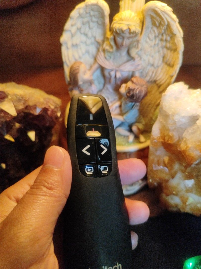 Logi R400 Wireless Presentation Remote (Category: Other Accessories) located in Pasig City. Submitted by vintagetreasures2222 (Listing ID 1464437041, Image 3). Description: Nastock lang walang paggagamitan😅.
