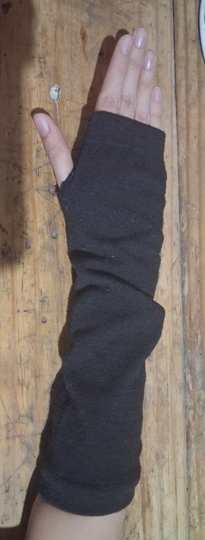 Long Black Fingerless Gloves (Category: Gloves) located in Manila. Submitted by wise.valix (Listing ID 1464414697, Image 2). Description: Long Black Fingerless Gloves - Stretchable Material Additional Accessories: Two Finger Cover & Spinner Pen RFS: Needed space Loc: QC Payment Method: Gcash or Cash if Meetup.