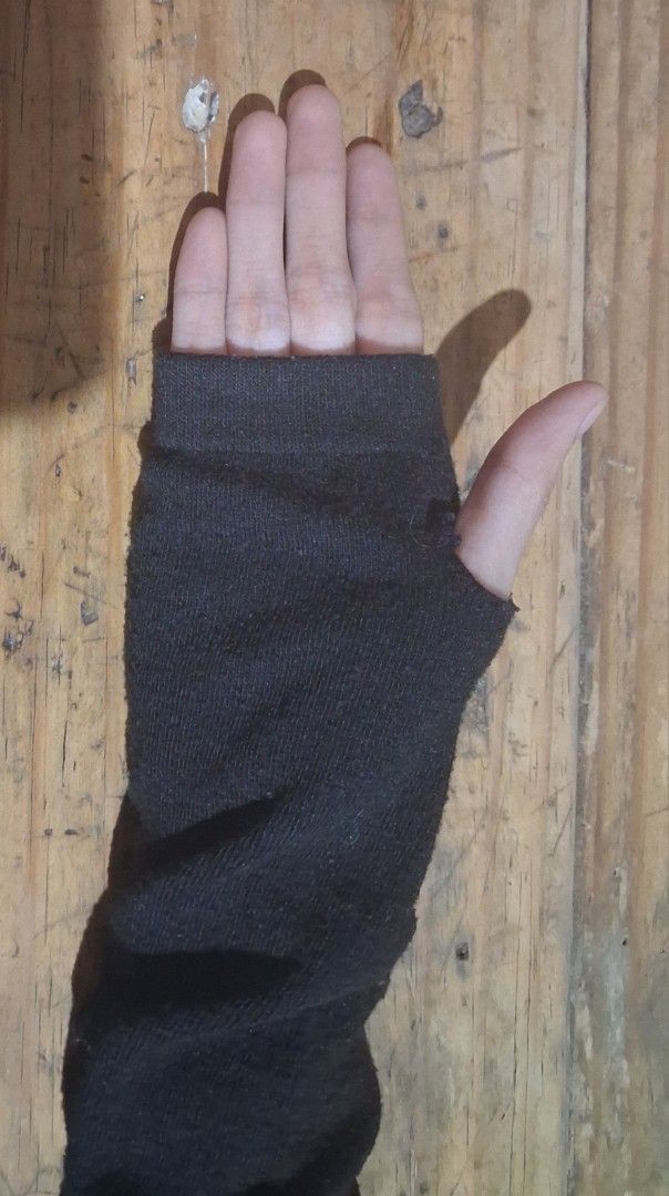 Long Black Fingerless Gloves (Category: Gloves) located in Manila. Submitted by wise.valix (Listing ID 1464414697, Image 3). Description: Long Black Fingerless Gloves - Stretchable Material Additional Accessories: Two Finger Cover & Spinner Pen RFS: Needed space Loc: QC Payment Method: Gcash or Cash if Meetup.