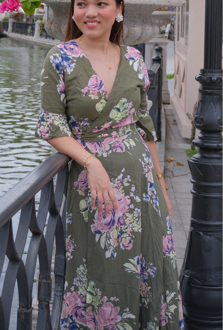 Long Floral Dress (Category: Dresses) located in Manila. Submitted by miss_aye (Listing ID 1464420976, Image 1). Description: Dark Green Long Dress with Slit & Floral Design 🌿🌸 Elegant dark green long dress featuring a beautiful floral design and a stylish side slit. Perfect for formal events, special occasions, or even a simple evening out. Used twice only Fits approximately 25–29” waist Cotton material Dark green with floral design Long dress