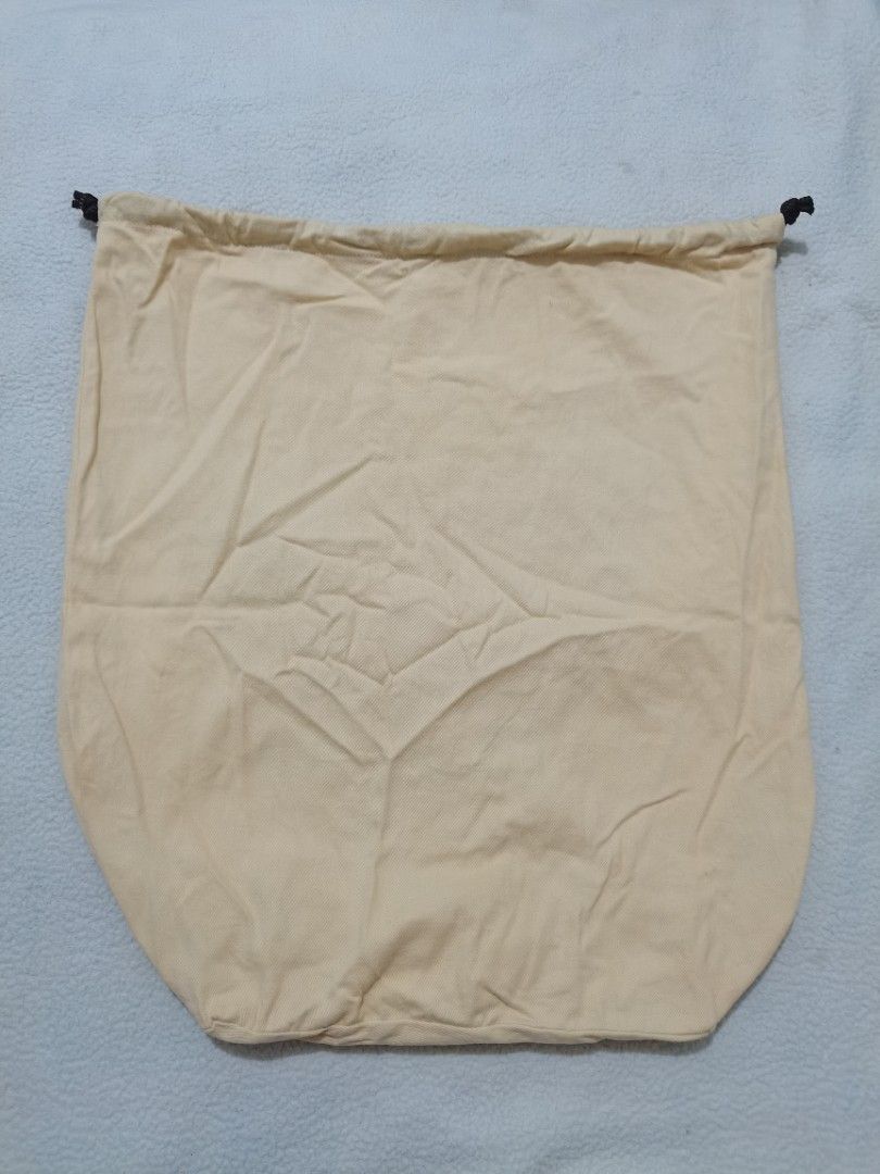 Louis Vuitton Contemporary Drawstring Luxury Dust Bag. (Category: Luxury Bags & Wallets) located in Santa Cruz. Submitted by oddpenguin-4575 (Listing ID 1464542595, Image 3). Description: 📌.....P L E A S E R E A D..... 📌measurement:L-19.5" /W-17" 📌color-9/10 📌Brand:Louis Vuitton 📌issue:❌ 📌this medium-to-large sized dust cover is designed to protect handbags, shoulder bags, backpacks, or luxury boots. It perfectly accommodates popular Louis 