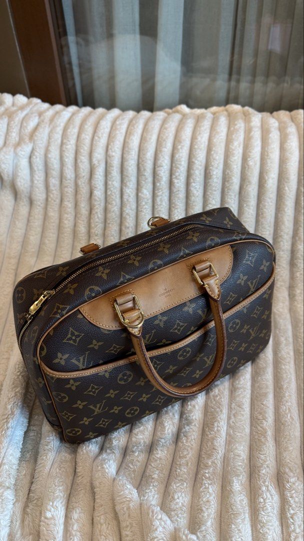 Authentic Louis Vuitton Deauville (Category: Luxury Bags & Wallets) located in Taguig. Submitted by maliashoppingaccount (Listing ID 1464500456, Image 1). Description: Authentic Money back guarantee With dustbag Excellent condition Add 2k for legitgrails cert .