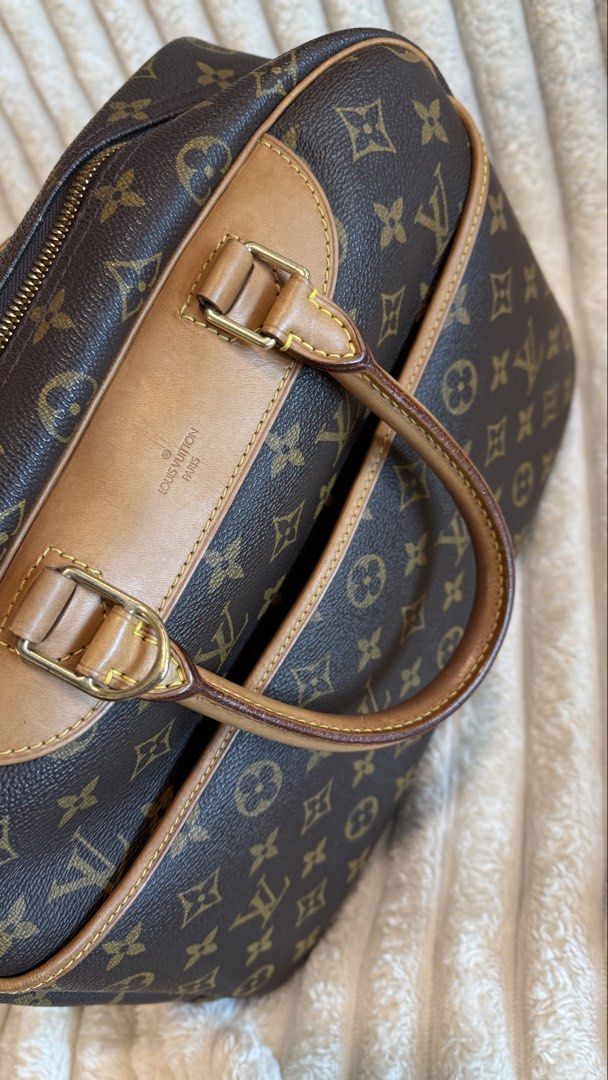 Authentic Louis Vuitton Deauville (Category: Luxury Bags & Wallets) located in Taguig. Submitted by maliashoppingaccount (Listing ID 1464500456, Image 3). Description: Authentic Money back guarantee With dustbag Excellent condition Add 2k for legitgrails cert .