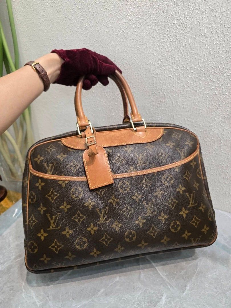 Louis Vuitton Deauville Bag (Category: Shoulder Bags) located in Manila. Submitted by ej.collections (Listing ID 1464387885, Image 2). Description: NEGOTIABLE PRICE ALL ITEMS ARE ONHAND 💯 GUARANTEED AUTHENTIC MONEY BACK IF PROVEN FAKE •Size: Medium •Condition: Very Good •Inclusion: With original dustbag •Plus shipping fee •Local & international shipment 📍Loc. Davao City.