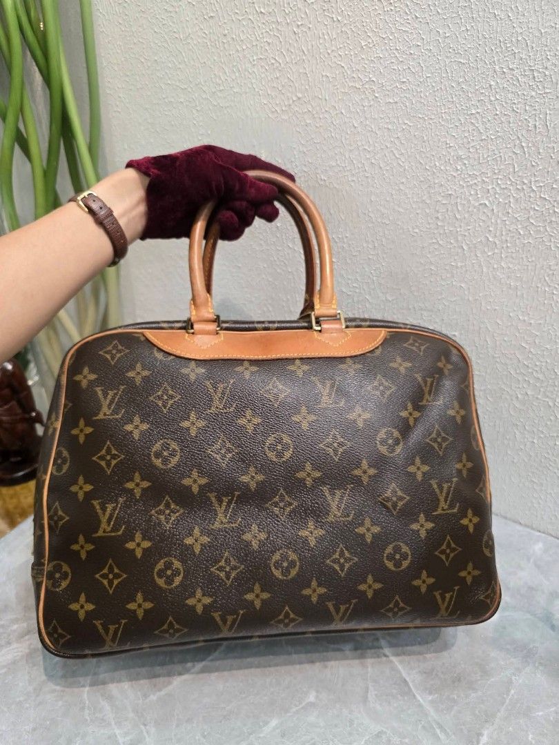 Louis Vuitton Deauville Bag (Category: Shoulder Bags) located in Manila. Submitted by ej.collections (Listing ID 1464387885, Image 3). Description: NEGOTIABLE PRICE ALL ITEMS ARE ONHAND 💯 GUARANTEED AUTHENTIC MONEY BACK IF PROVEN FAKE •Size: Medium •Condition: Very Good •Inclusion: With original dustbag •Plus shipping fee •Local & international shipment 📍Loc. Davao City.