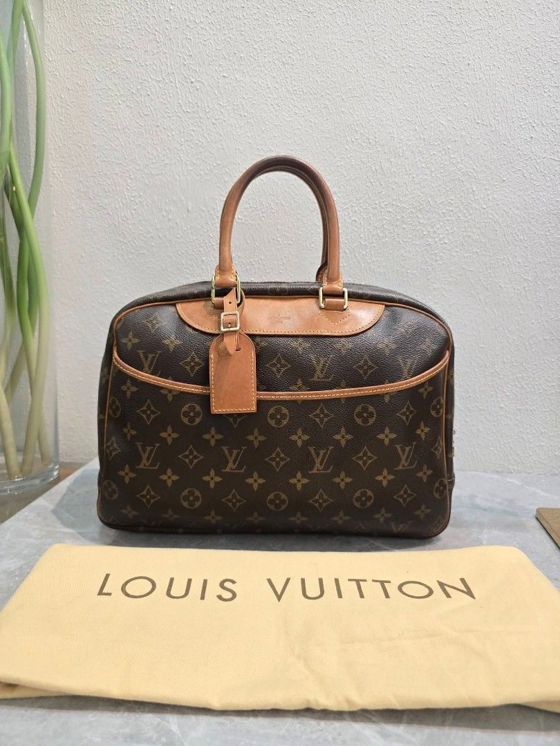 Louis Vuitton Deauville Bag (Category: Shoulder Bags) located in Manila. Submitted by ej.collections (Listing ID 1464387885, Image 1). Description: NEGOTIABLE PRICE ALL ITEMS ARE ONHAND 💯 GUARANTEED AUTHENTIC MONEY BACK IF PROVEN FAKE •Size: Medium •Condition: Very Good •Inclusion: With original dustbag •Plus shipping fee •Local & international shipment 📍Loc. Davao City.