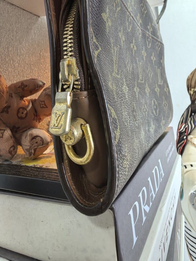 Louis Vuitton monogam (Category: Luxury Bags & Wallets) located in Baguio. Submitted by ashzachary (Listing ID 1464484595, Image 2). Description: Louis Vuitton monogam Condition :Excellent condition Color rate 10/10 Size :Medium Inches:W/L No issues No flaws Super ganda sa personal Pm. More details Good quality Plsss 📌No Bogus 📌No return MOP What you see is what you get PALAWAN, CEBUNA GCASH AND BDO Reminder😊 We're selling thrifted clothes so 